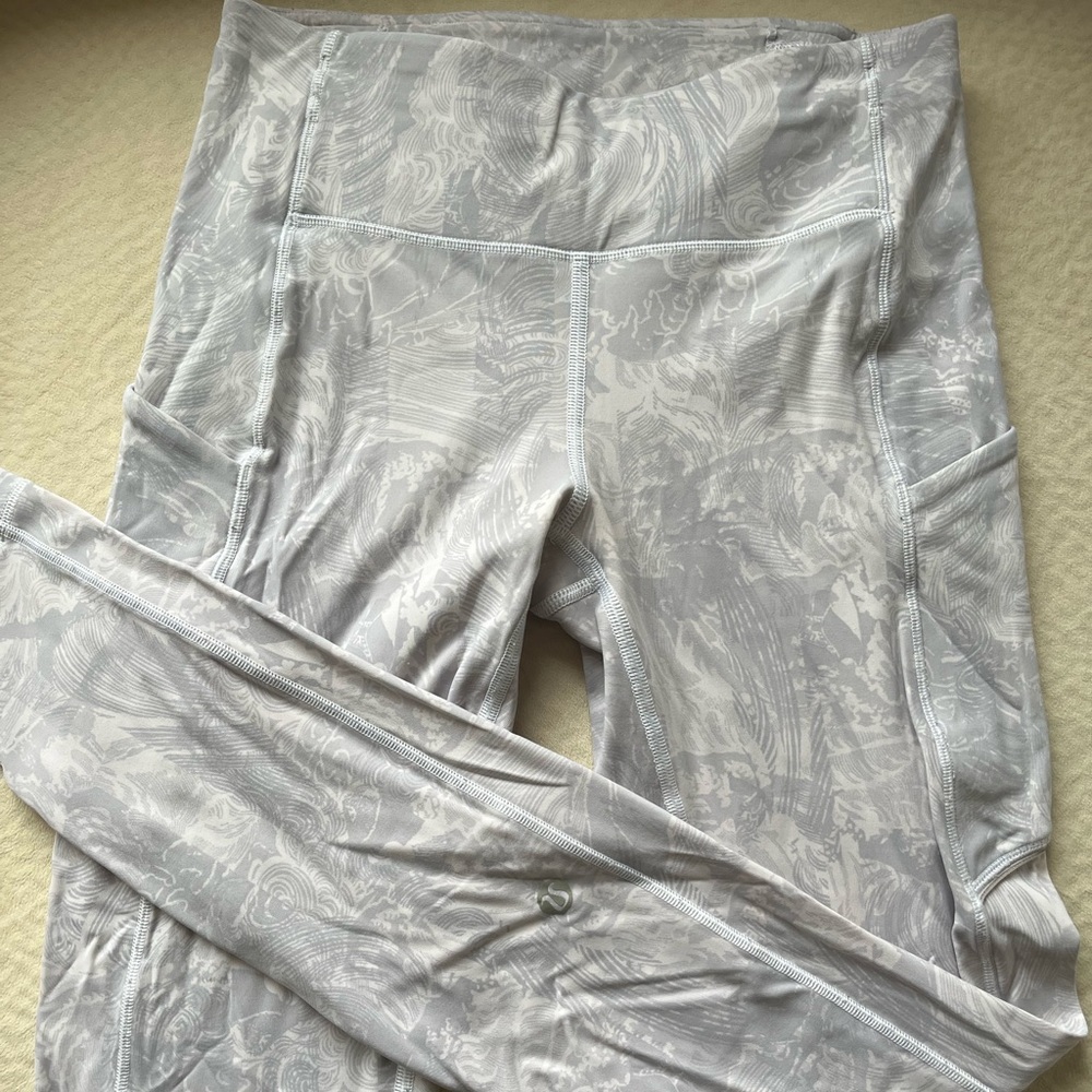 Gray & white Lululemon Leggings Size:4